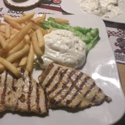 Athos - Gegrillte Hähnchenbrust mit Zaziki und Pommes, dazu gab es einen kleinen gemischten Salat für zusammen 12,20 Euro