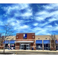 Goodwill @ 8615 Woodward Ave, Woodridge, IL Nice Clean Well Organized & Staffed. Big Parking. Lucky Find! Cool!