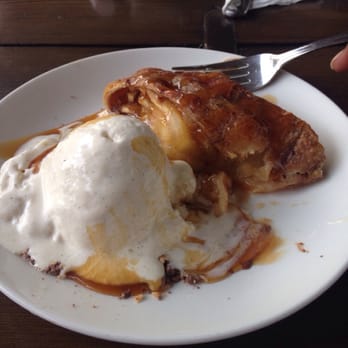 Der Biergarten - Apfelstrudel mit vanilleeis aka a warm apple strudel with vanilla ice cream - German Near Me - Atlanta, Georgia
