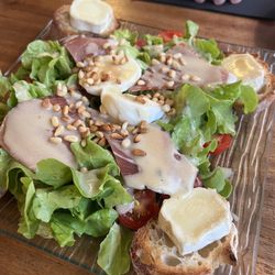 Chez Francis - Salad with ham and chèvre toast