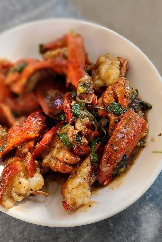 EMC Seafood & Raw Bar - Woodland Hills