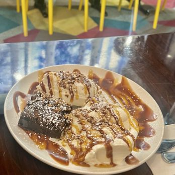 White Rabbit Dessert Experience - Be There or Be Square with gluten free ice cream - Desserts Near Me - Orlando, Florida
