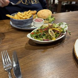 The Hinds Head - Classic burger and house salad