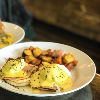 Ramona's Kitchen - Classic egg Benny ($13.99) - Breakfast & Brunch Near Me - Markham, Ontario