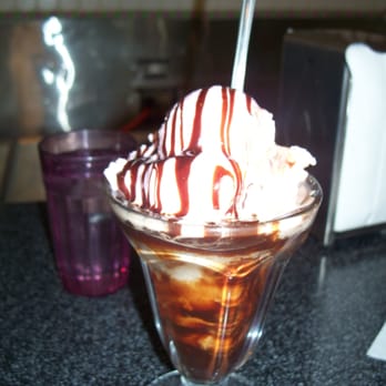 Dewar's Candy Shop - small sundae with chocolate ice cream and peppermint ice cream - Candy Stores Near Me - Bakersfield, California