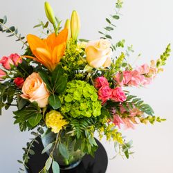 Engwall Flowers - Summer lilies and roses