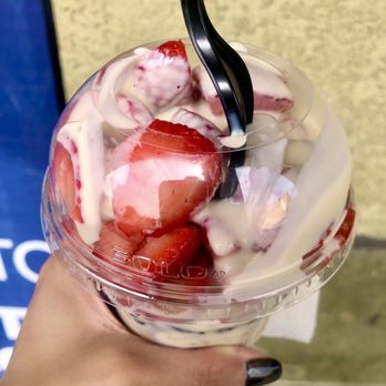 Sticky Icky Funnel Cakes - Fresca con creama - Juice Bars & Smoothies Near Me - Long Beach, California Sticky Icky Funnel Cakes - Fresca con creama - Juice Bars & Smoothies Near Me - Long Beach, California
