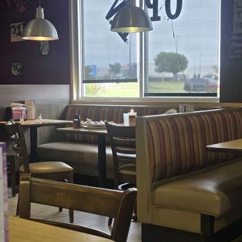 Huddle House - Dirty dishes on every table. No place to sit down - Breakfast & Brunch Near Me - Elk City, Oklahoma