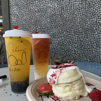 Motto Tea Cafe - Strawberry souffle pancakes, lemonade passion fruit, and grapefruit tea - Desserts Near Me - Pasadena, California