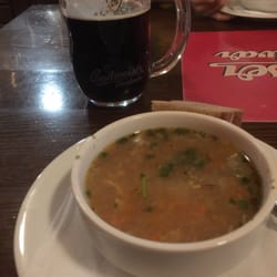 Original pivnice Budvarka - Ein typisch dunkles Pivo und Knoblauch Polevku
