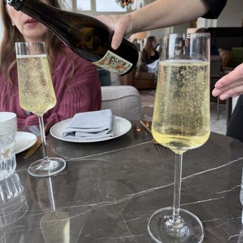 Rundle Bar - Persecco - Lounges Near Me - Banff, Alberta
