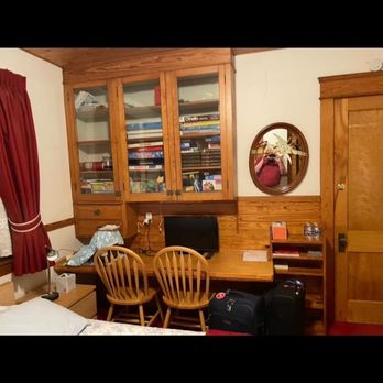 The Inn At Flying Cranes - The cozy queen room at Inn at Flying Cranes has a desk and small tv, and wifi of course - Bed & Breakfast Near Me - Cleveland, Ohio The Inn At Flying Cranes - The cozy queen room at Inn at Flying Cranes has a desk and small tv, and wifi of course - Bed & Breakfast Near Me - Cleveland, Ohio