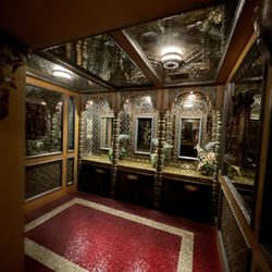 Mai-Kai Restaurant and Polynesian Show - Woman's bathroom