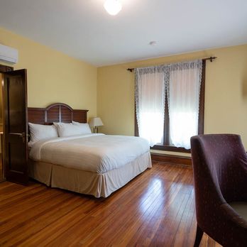 Commodore Inn at Clifton - Room 4 - Bed & Breakfast Near Me - Clifton, Tennessee Commodore Inn at Clifton - Room 4 - Bed & Breakfast Near Me - Clifton, Tennessee