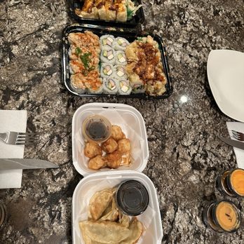 Tamago - Amazing shrimp roll, salmon on the beach, cream cheese cali, salmon tempura, dumplings - Japanese Near Me - Macomb, Michigan