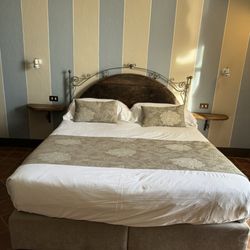La Torricella - Bedroom in main hotel.
