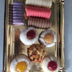 Pastelería C. Aixa - Huesitos de santo y Panellets....corre que acaban :))