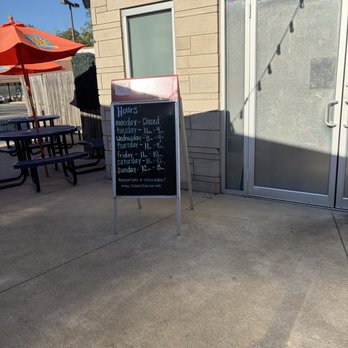 Oskar's Slider Bar - Sign board and covered patio dining near entrance - Bars Near Me - Louisville, Kentucky