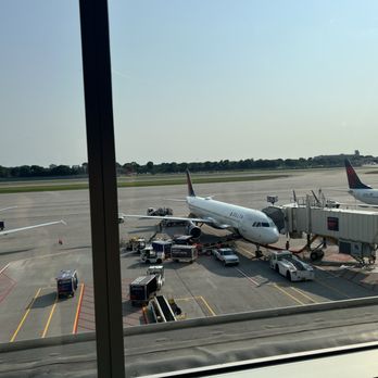 Delta Concourse G - Views - Airport Terminals Near Me - Saint Paul, Minnesota