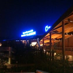 Carrefour - Le esagerate luci blu dell'insegna.