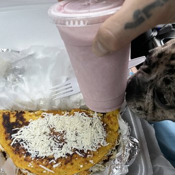 Arepa Con Que - Pollo Chachapa and strawberry coconut milk jugo(shake) - Venezuelan Near Me - Melbourne, Florida Arepa Con Que - Pollo Chachapa and strawberry coconut milk jugo(shake) - Venezuelan Near Me - Melbourne, Florida