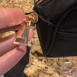 Giddy Up Glamour - Zipper broke after the THIRD use making this crossbody useless.