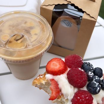 Cara Cara - Oatmilk Latte and Fruit Tart Croissant - New American Near Me - Los Angeles, California Cara Cara - Oatmilk Latte and Fruit Tart Croissant - New American Near Me - Los Angeles, California
