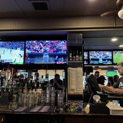 Phil's Restaurant and Sports Lounge - Bar seat