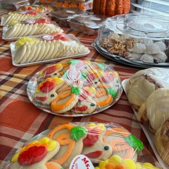 Ms Piggy's Custom Bake Shoppe & Cookie Bokay - Thanksgiving style cookies and trays including cookies, cinnamons rolls, decorating kits and more! - Bakeries Near Me - Amarillo, Texas Ms Piggy's Custom Bake Shoppe & Cookie Bokay - Thanksgiving style cookies and trays including cookies, cinnamons rolls, decorating kits and more! - Bakeries Near Me - Amarillo, Texas