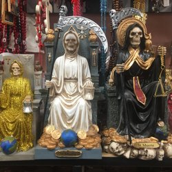 Joyeria y Botanica - Santa Muerte sentada.