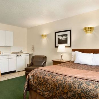 Travelodge - Guest room - Venues & Event Spaces Near Me - Simcoe, Ontario