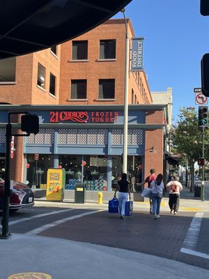 21 Choices Frozen Yogurt by null