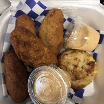 The Blu Claw - Mini sampler, opted for extra hush puppies as my side. 7 bucks.... not worth it. - Food Trucks Near Me