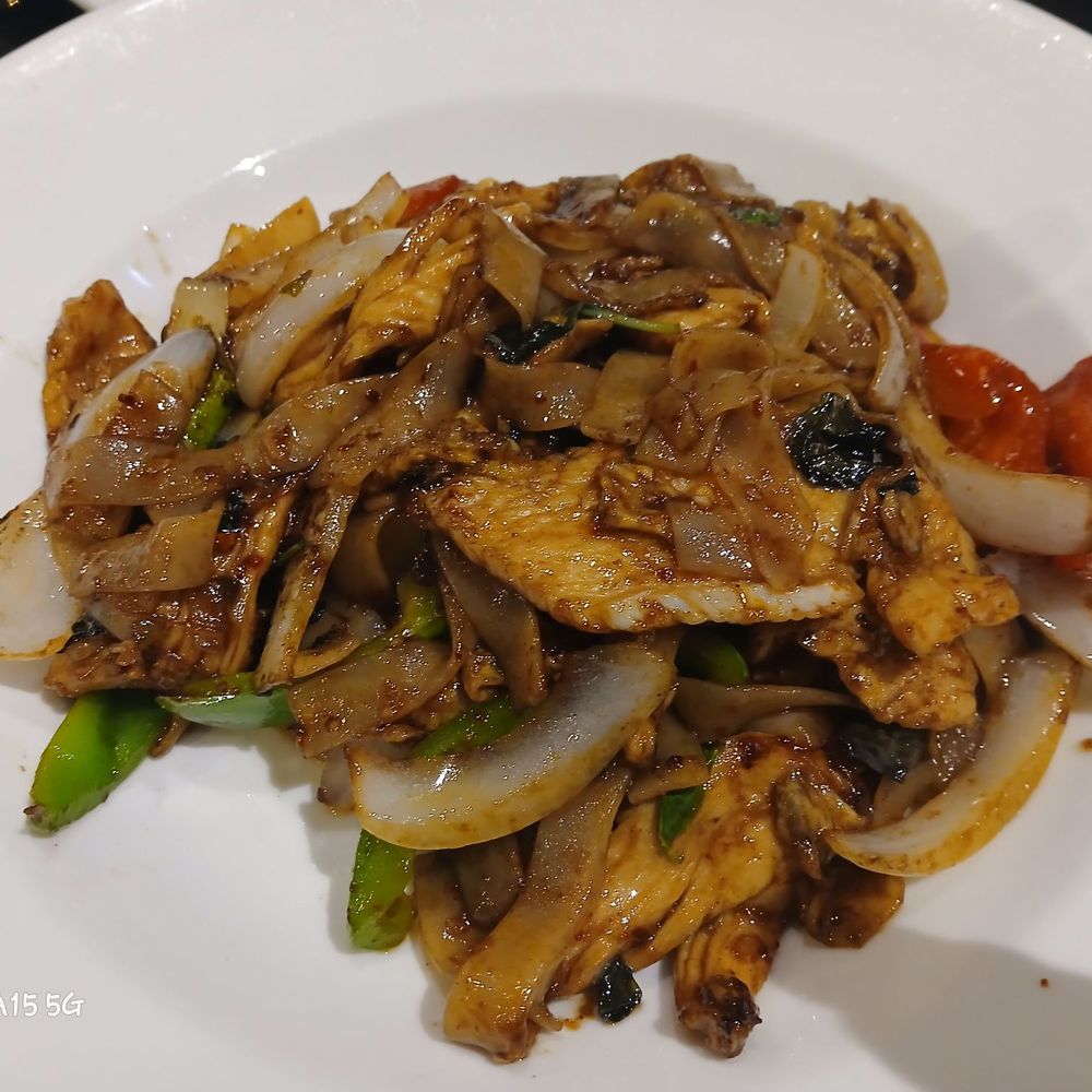 Basil Noodle with Chicken with spicy sauce Basil Noodle with Chicken with spicy sauce