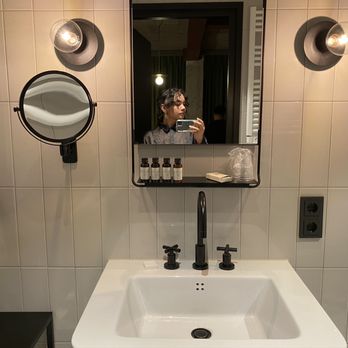 Hotel V Fizeaustraat - Bathroom in the hotel! - Hotels Near Me - Amsterdam, New Hampshire