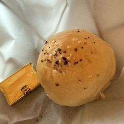 Weiss' Gasthaus - Roll and butter with entree