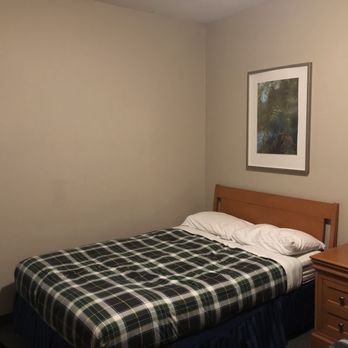 Squamish Adventure Inn - Hotel style room sleeps 4 there's another bed not pictured - Hostels Near Me - Squamish, British Columbia Squamish Adventure Inn - Hotel style room sleeps 4 there's another bed not pictured - Hostels Near Me - Squamish, British Columbia