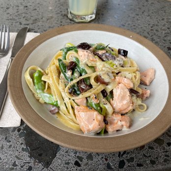 HoMA Cafe - Linguine with salmon, asparagus, green beans, and Kalamata olives - Sandwiches Near Me - Honolulu, Hawaii
