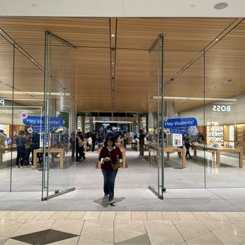 Apple Valley Fair - Apple Store entrance from inside Valleyfair - Computers Near Me - Santa Clara, California