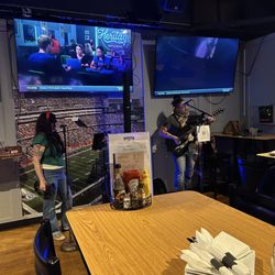 Tavern 12 - Live music with Ellie and the bear
