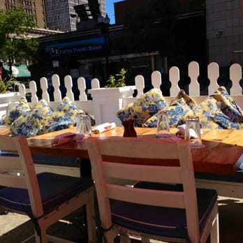 Chicago q - Outdoor seating area - Barbeque Near Me - Chicago, Illinois