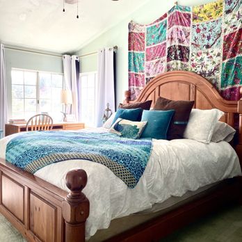 Morning Song Farm - Master bedroom - Bed & Breakfast Near Me - Rainbow, California Morning Song Farm - Master bedroom - Bed & Breakfast Near Me - Rainbow, California