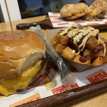 Pepe by José Andrés - Cheese burger and potatos - Sandwiches Near Me - Orlando, Florida