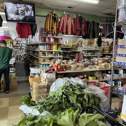 Chin Brothers Restaurant - Little grocery store in the restaurant