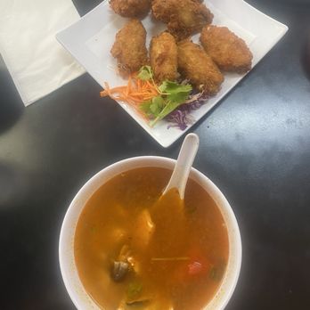 Cocohut Thai Restaurant - Fried Chicken Wing and Tom Yum Soup - Thai Near Me - Los Angeles, California Cocohut Thai Restaurant - Fried Chicken Wing and Tom Yum Soup - Thai Near Me - Los Angeles, California