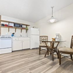 River Inn And Marina - Some suites offer kitchenettes which comes with pots, pans, plates, utensils, oven, stove, toaster, coffee maker, full size frig, coffee mak