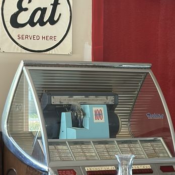Betsy's Diner - Old jukebox - Diners Near Me - Falmouth, Massachusetts