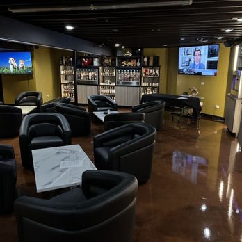 Kings Den - Lounge area - Wine Bars Near Me - Lakemoor, Illinois