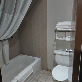 Days Inn by Wyndham Sidney - bathroom - Hotels Near Me - Sidney, Nebraska Days Inn by Wyndham Sidney - bathroom - Hotels Near Me - Sidney, Nebraska