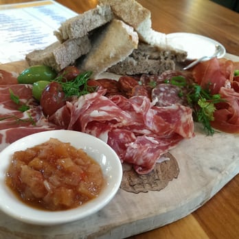 De Liefde - Charcuterie De Liefde met worst van De Spaanse Schuur en Wild van wild, olijven, brood, aïoli, tapenade, chutney en kruiden - French Near Me - Amsterdam, New Hampshire